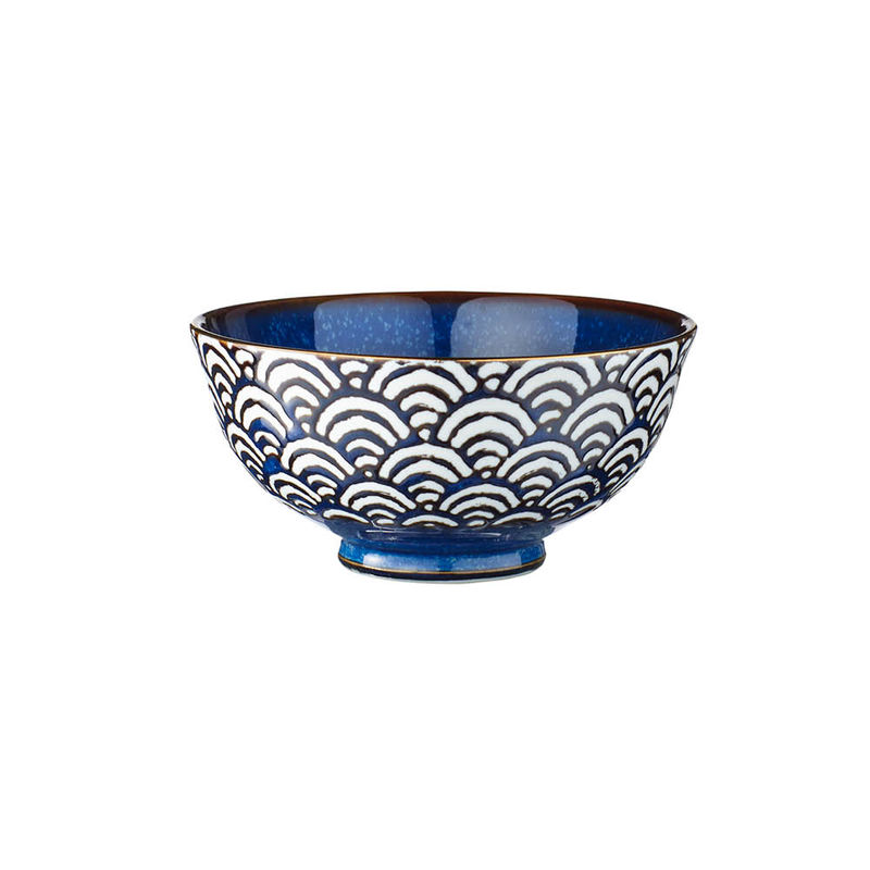 Asiatische Reis- und Salatsch�sseln im traditionellen japanischen Seigaiha-Design