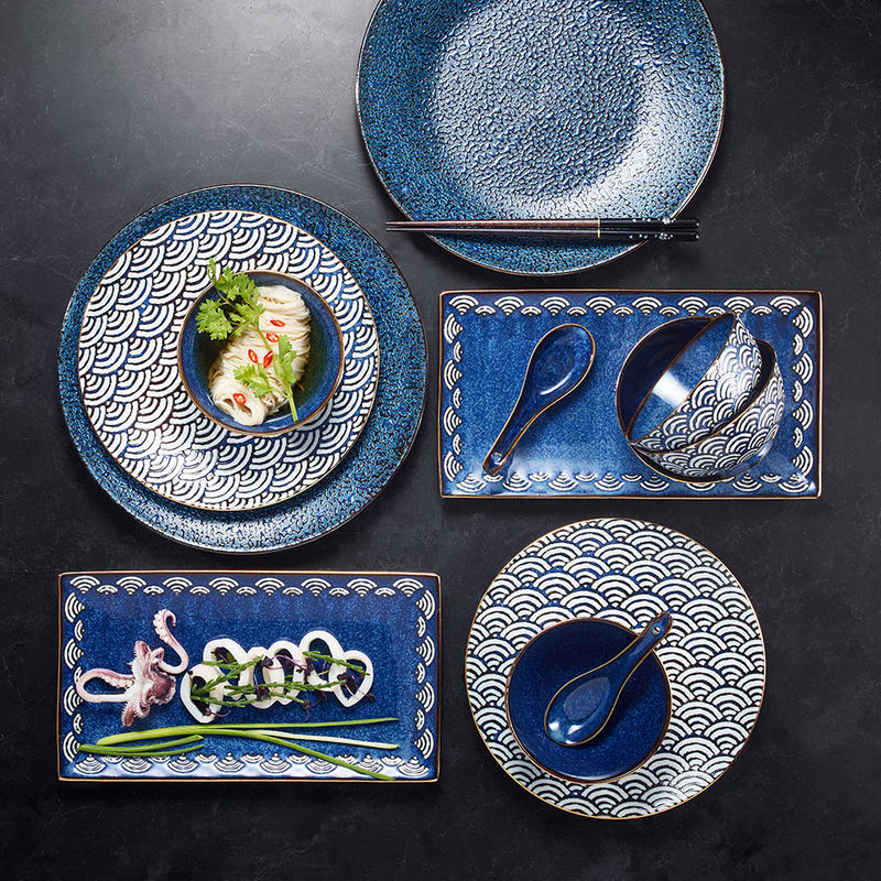 Asiatische Reis- und Salatsch�sseln im traditionellen japanischen Seigaiha-Design Bild 2