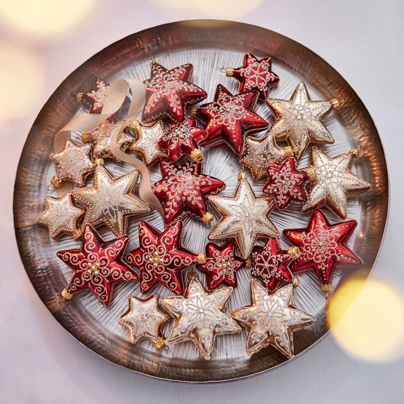 Mundgeblasene Christbaumkugeln in Sternform mit funkelnden Dekors