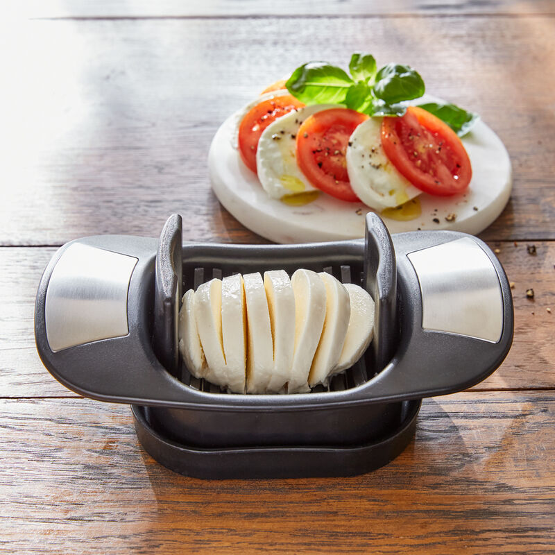 Perfekt f�r italienischen Caprese: 2-in-1 Tomaten- und Mozzarella-Schneider Bild 2