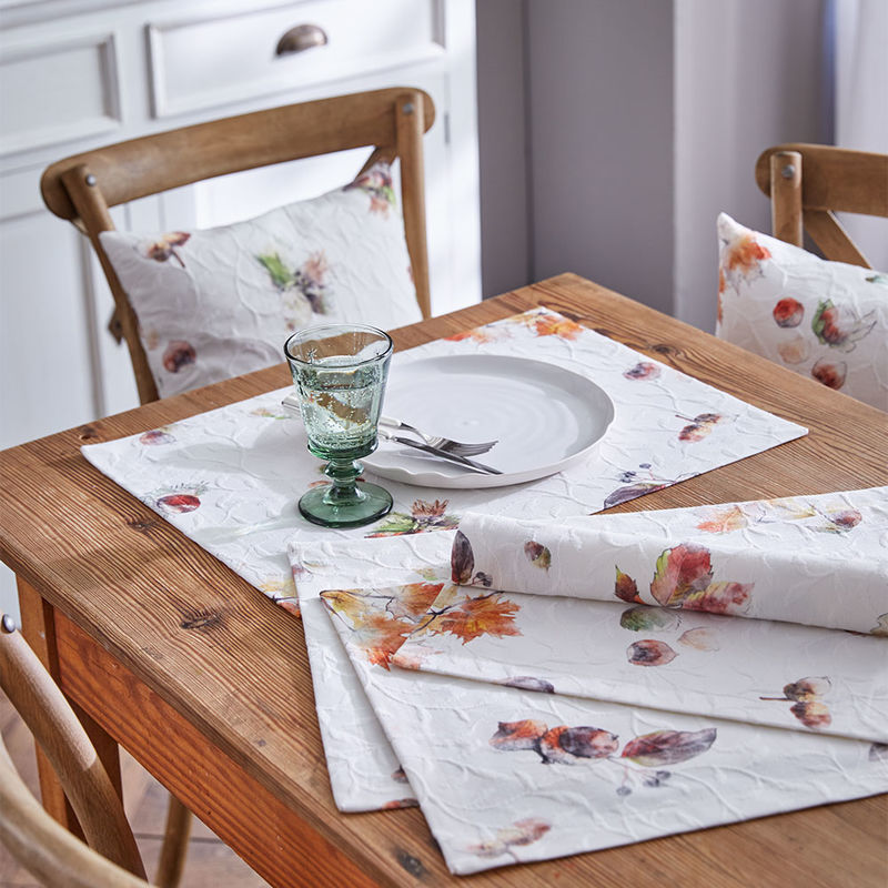 Matelass�-Tischsets vereinen Relief-Webtechnik und detailreichen Digitaldruck