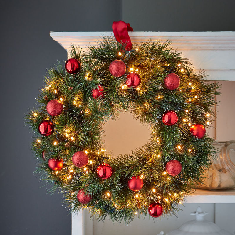 Christbaumkugel-Lichterkette dekoriert Kranz oder Tannenbaum