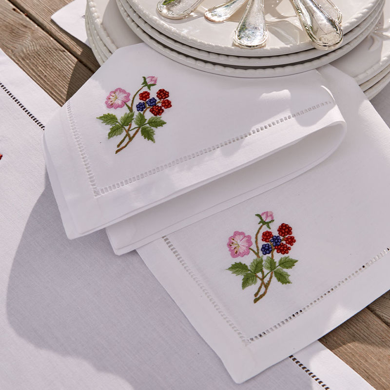 Von Hand bestickte Servietten mit farbfrohen Brombeerranken