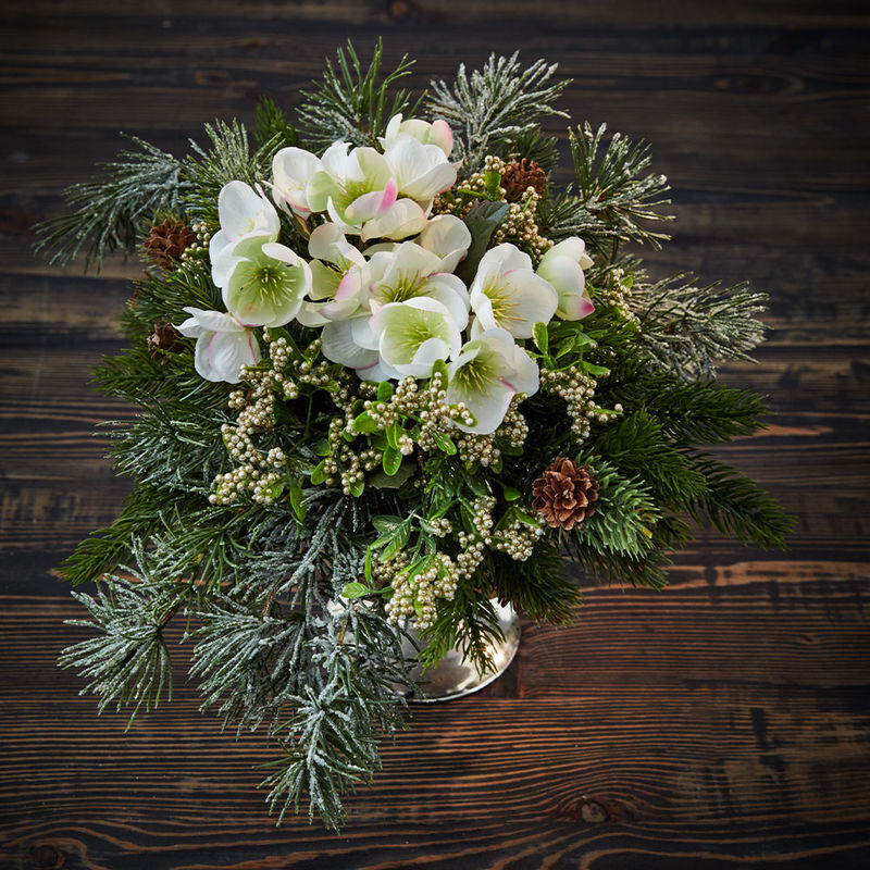 Zeitloser Christrosenstrau�: Wei�e Eleganz zur Winterzeit