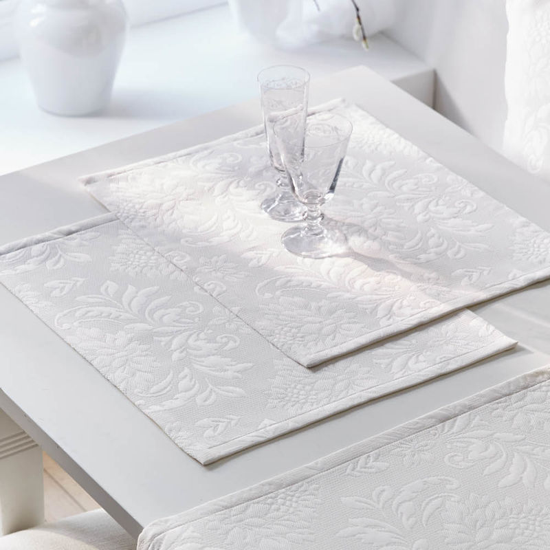 Klassische Matelass�-Tischsets mit elegantem Reliefdekor
