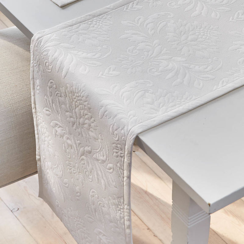 Klassischer Matelass�-Tischl�ufer mit elegantem Reliefdekor