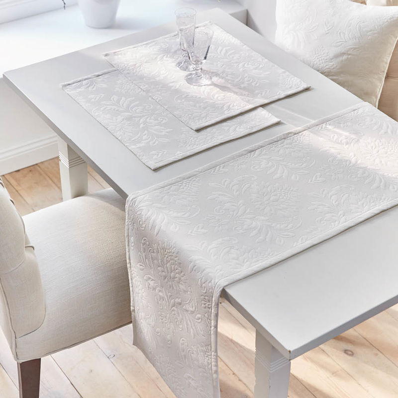 Klassischer Matelass�-Tischl�ufer mit elegantem Reliefdekor Bild 2