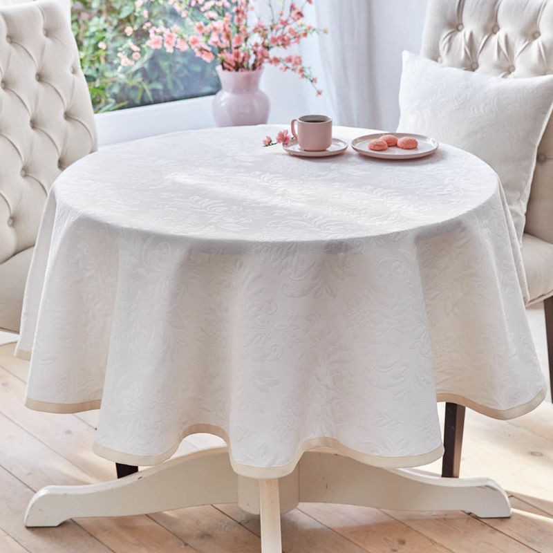 Klassische Matelass�-Tischdecke mit elegantem Reliefdekor Bild 2
