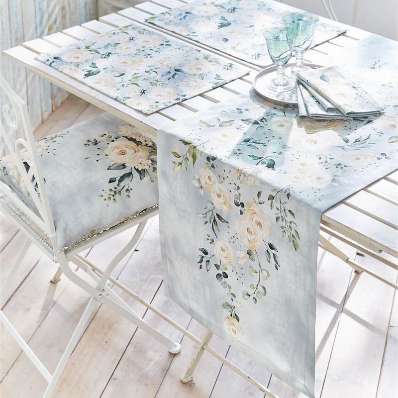 Festliche Tischsets mit farblich abgestimmtem Rosen-Arrangement Bild 2
