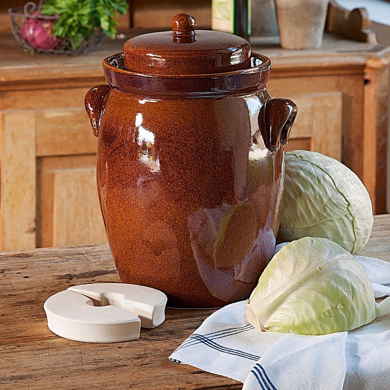 Eine deutsche Delikatesse: Im Steinzeug-G�rtopf selbst gemachtes Sauerkraut