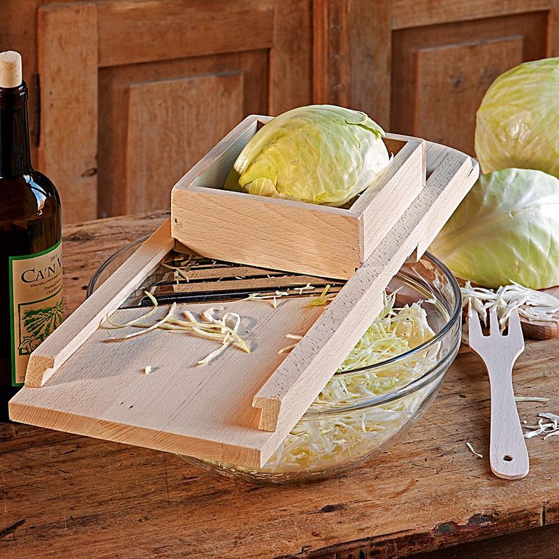 Eine deutsche Delikatesse: Im Steinzeug-G�rtopf selbst gemachtes Sauerkraut Bild 2