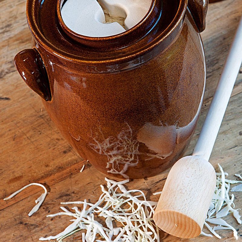Eine deutsche Delikatesse: Im Steinzeug-G�rtopf selbst gemachtes Sauerkraut Bild 3