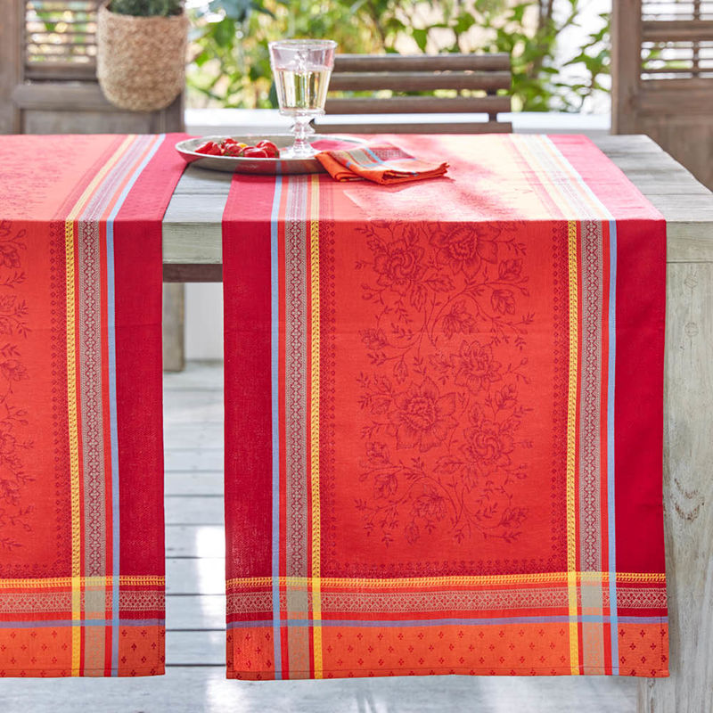 Poetischer Jacquard-Tischl�ufer in intensiven Farben