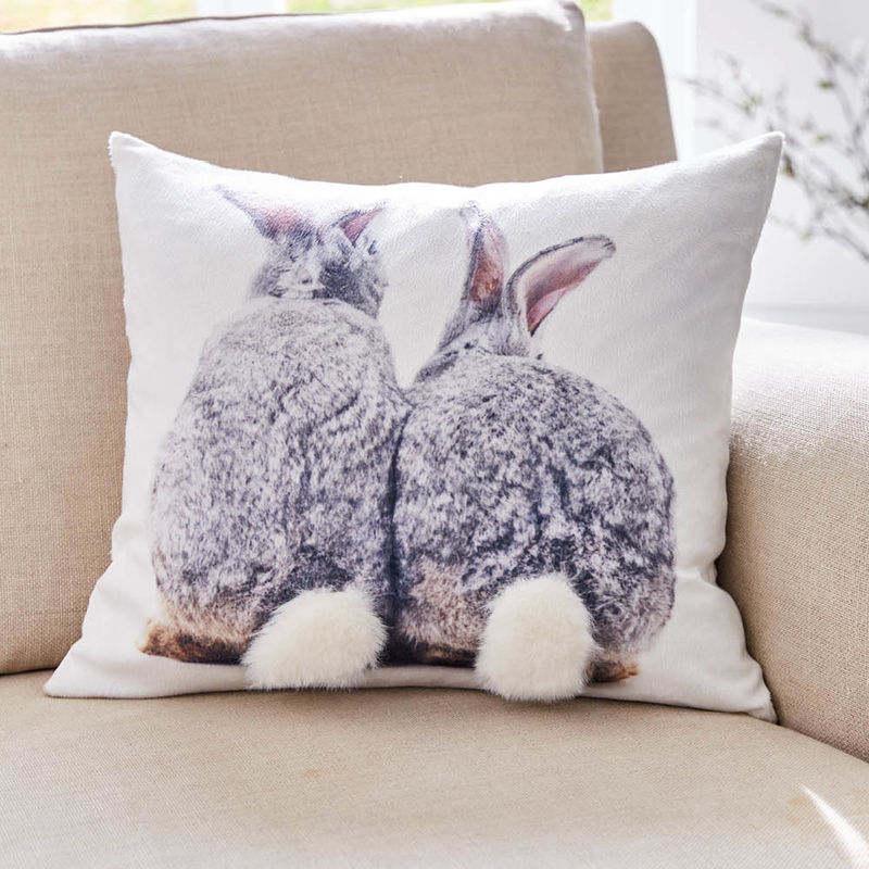 Witziges Hasenkissen mit 3D-Puschelschw�nzchen