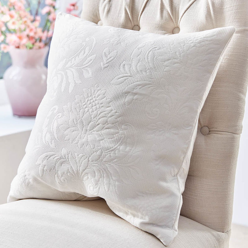Klassische Matelass�-Kissenh�lle mit elegantem Reliefdekor