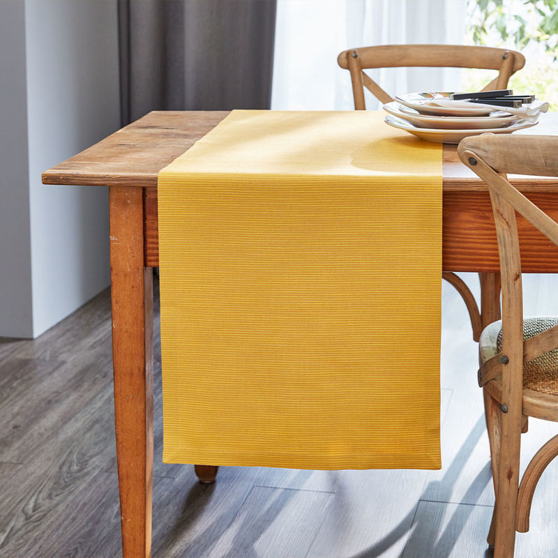 Lichtechter und fleckabweisender Jacquard-Tischl�ufer leuchtet in Herbstfarben
