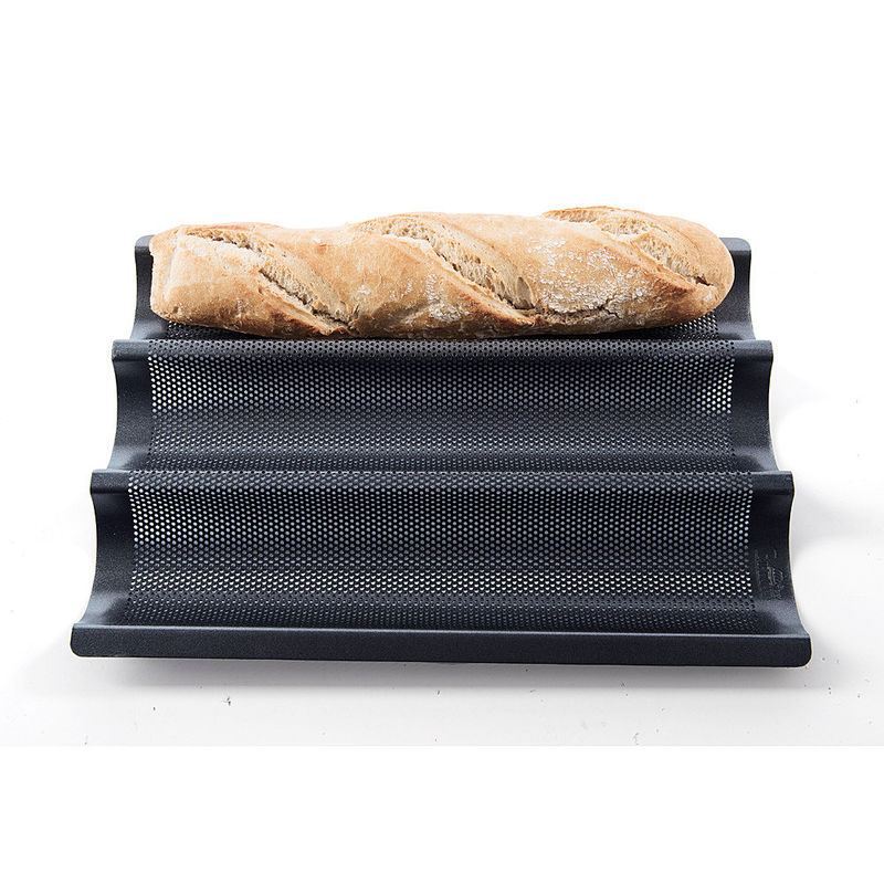Perforierte Backform f�r knusprig-krosse Baguettes