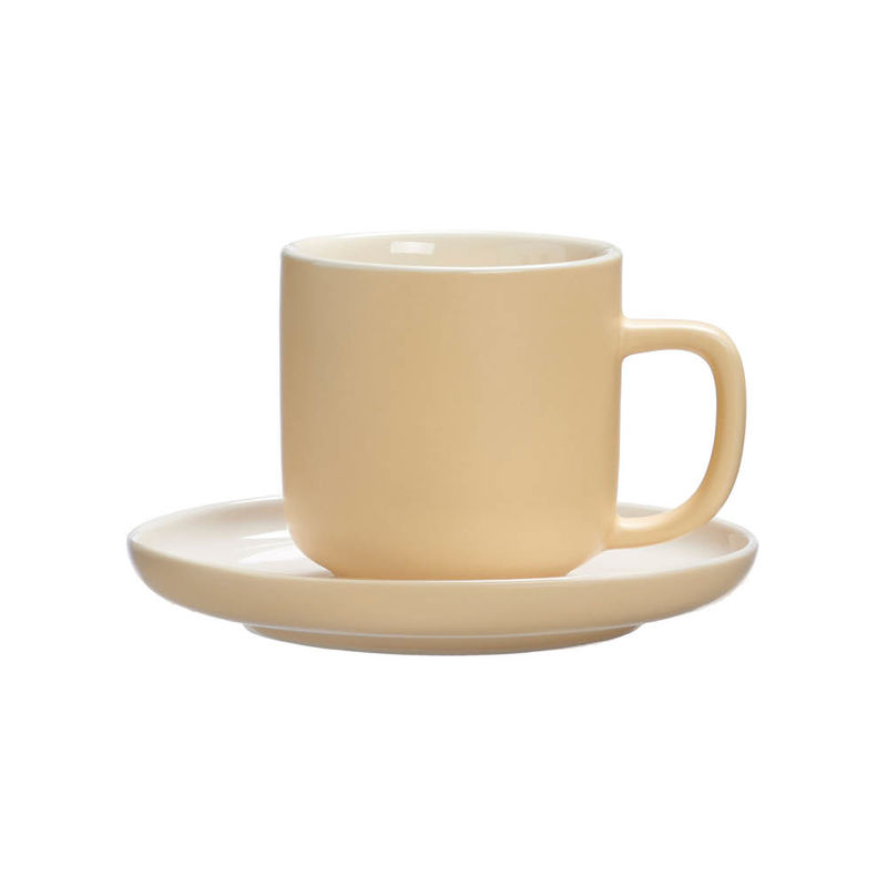 Kaffeetasse mit Untertasse in skandinavischem Design