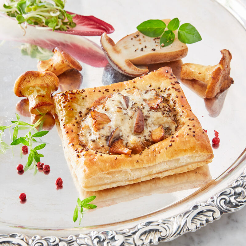 Edle bretonische Bl�tterteigtaschen mit Poularde und Pfifferlingen