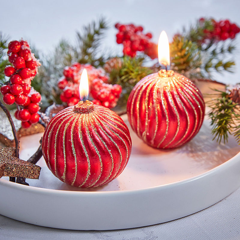 Festlich glitzernde Christbaumkugel-Kerzen