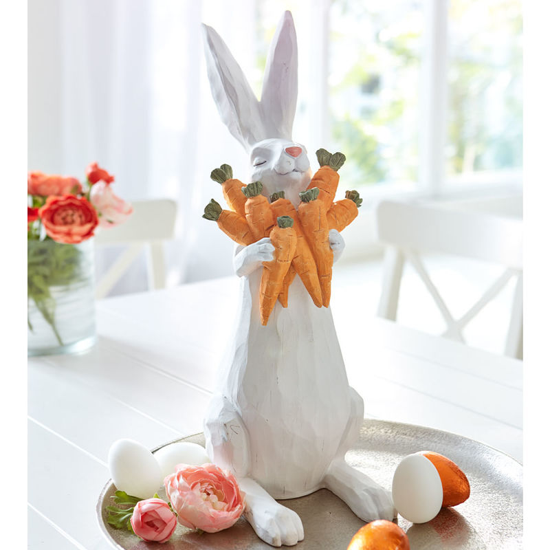 Osterhase bezaubert mit gro�em Karottenbund