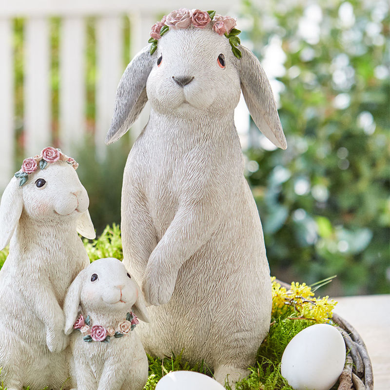 Dekohase Rosi mit Blumenschmuck in sanftem Pastell