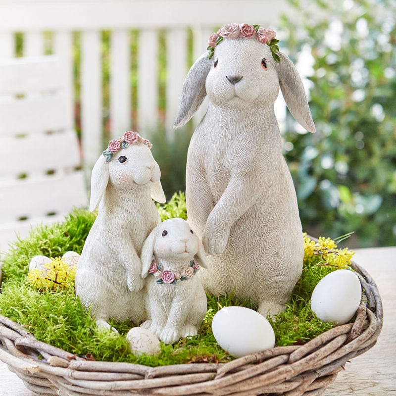 Dekohase Rosi mit Blumenschmuck in sanftem Pastell Bild 2