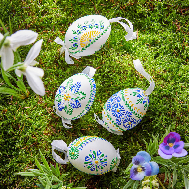 Handdekorierte Ostereier mit folkloristischen Motiven