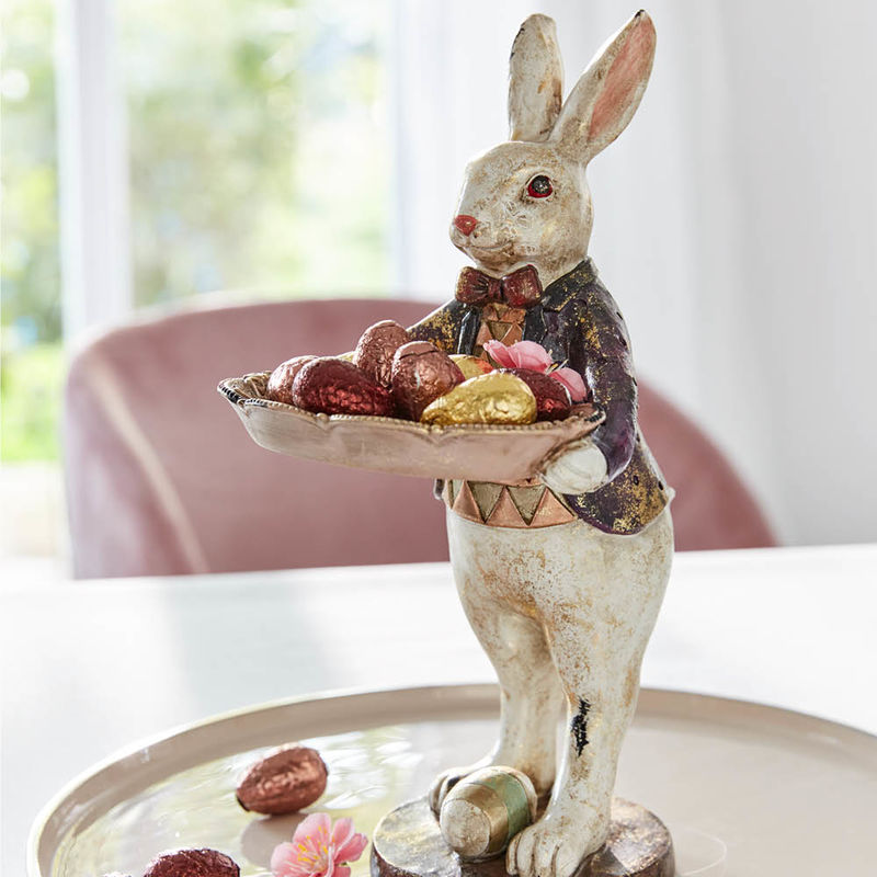 Nostalgische Hasenfigur offeriert kleine Kostbarkeiten