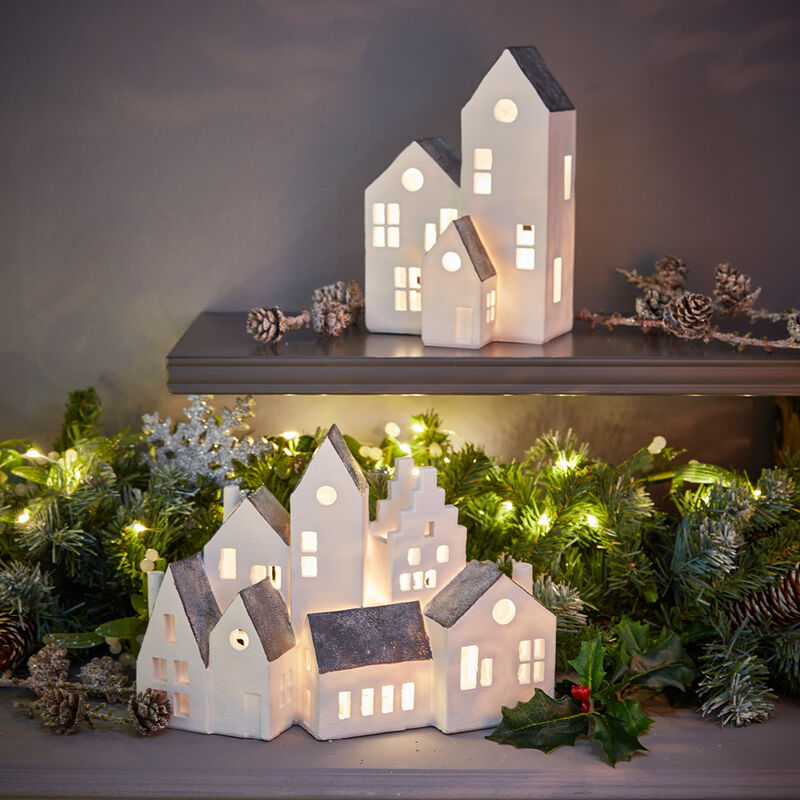 Heimelig erleuchtetes Weihnachtsdorf