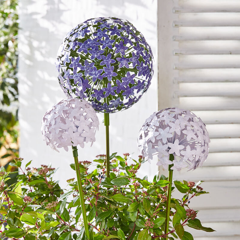 Extra gro�er Gartenstecker aus Metall belebt das Fr�hjahrsbeet