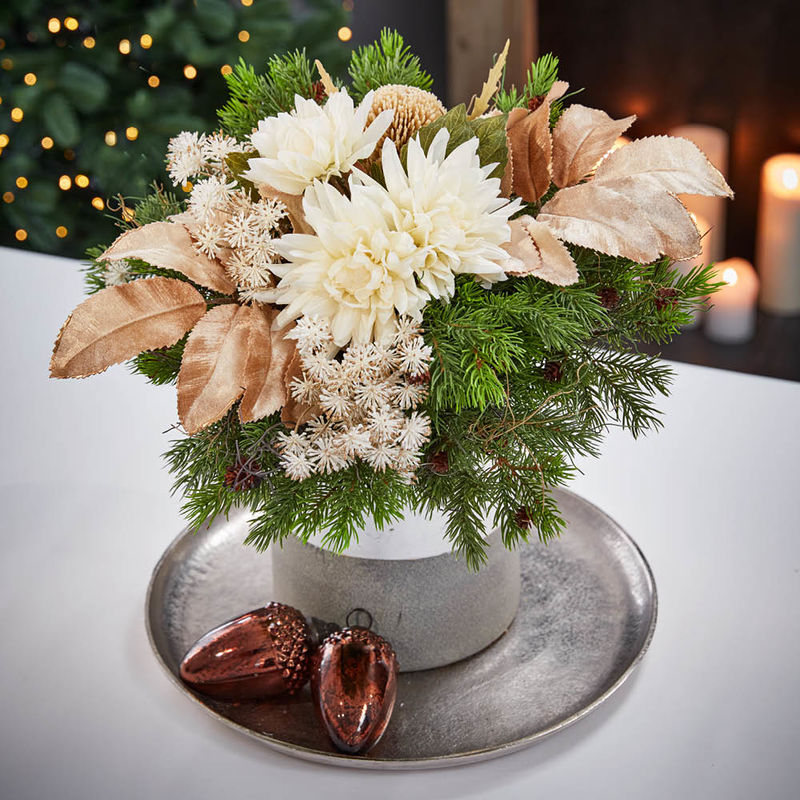 Festliches Blumenarrangement mit goldenen Samtzweigen