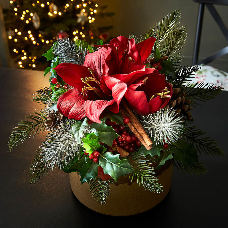 Klassischer Winterstrau� mit Amaryllis und Ilex