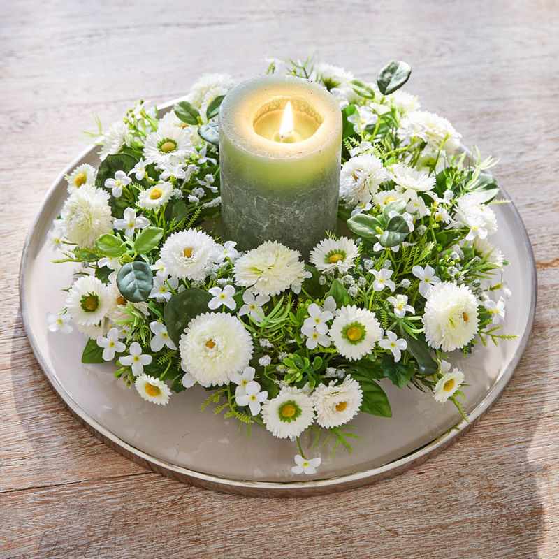 Immerbl�hender Belliskranz in stilvollem Creme