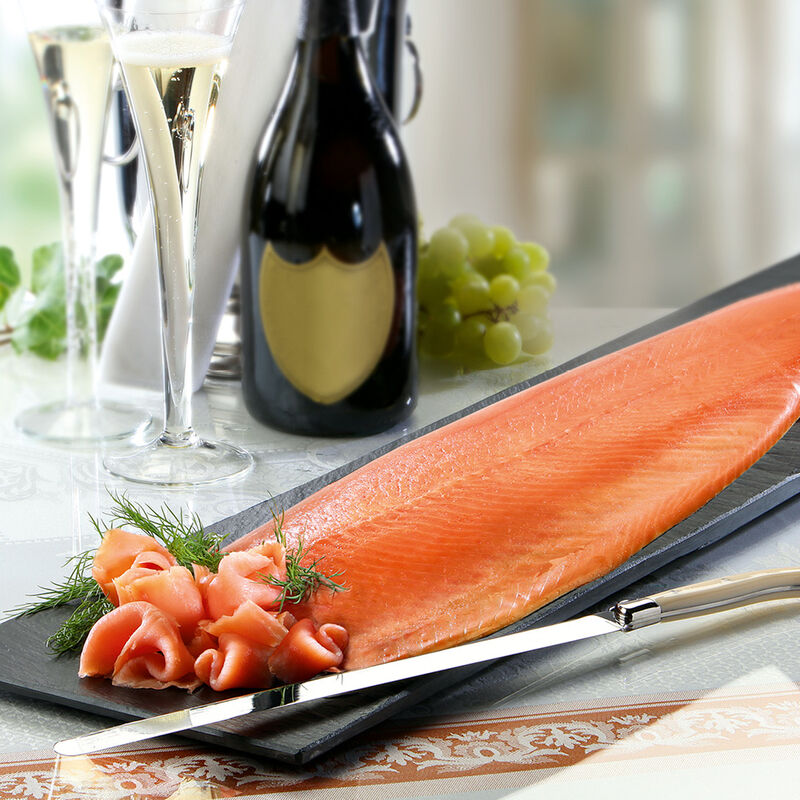 Ganze Seite vom echten Wildlachs, vorgeschnitten