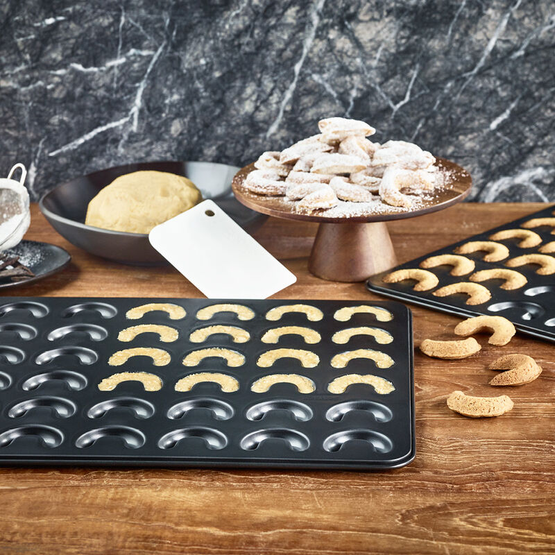 Vanillekipferl-Backblech: In einem Arbeitsgang m�helos 42 gleichm��ige Vanillekipferl backen Bild 2