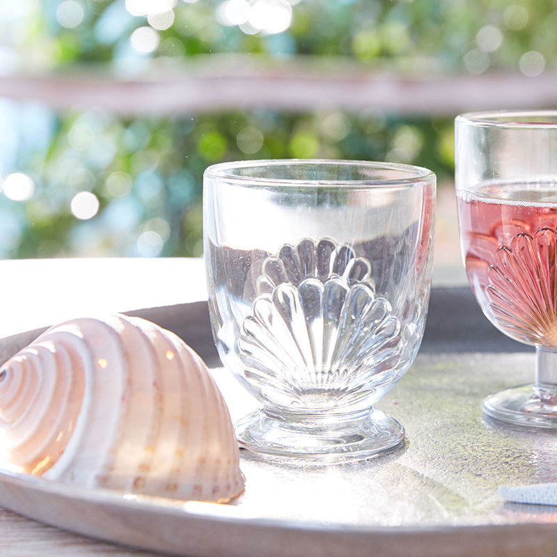 Wassergl�ser mit Muschel-Dekor zaubern den Sommer auf den Tisch