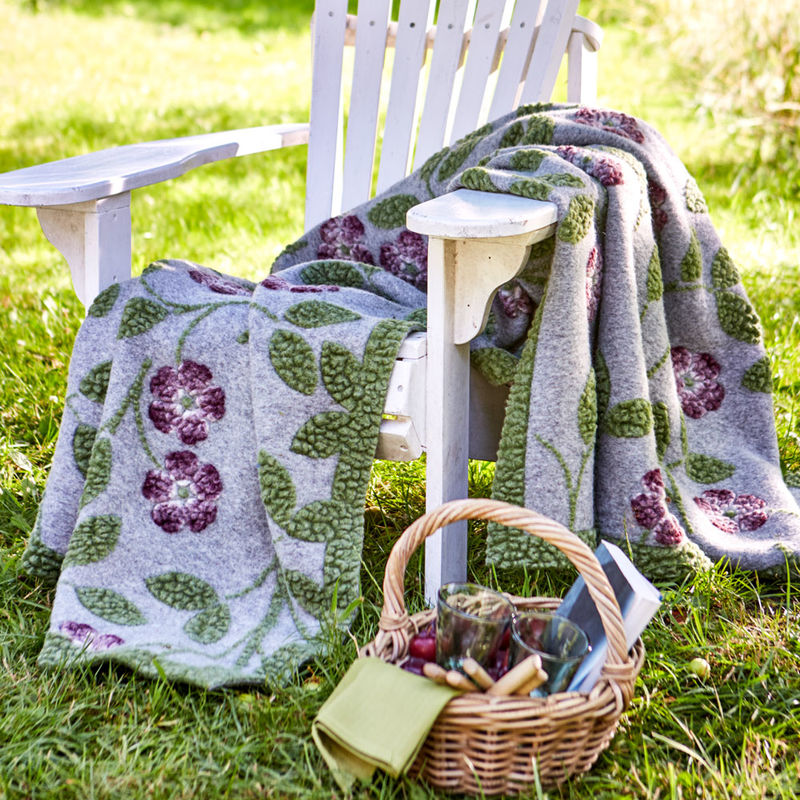 W�rmende Walk-Wolldecke mit Motiv-Relief aus toskanischer Manufaktur