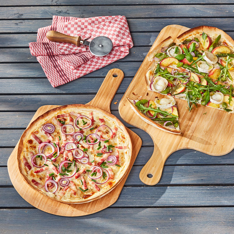 Halbrundes Flammkuchen- und Pizzabrett f�r backfrisches Servieren Bild 3