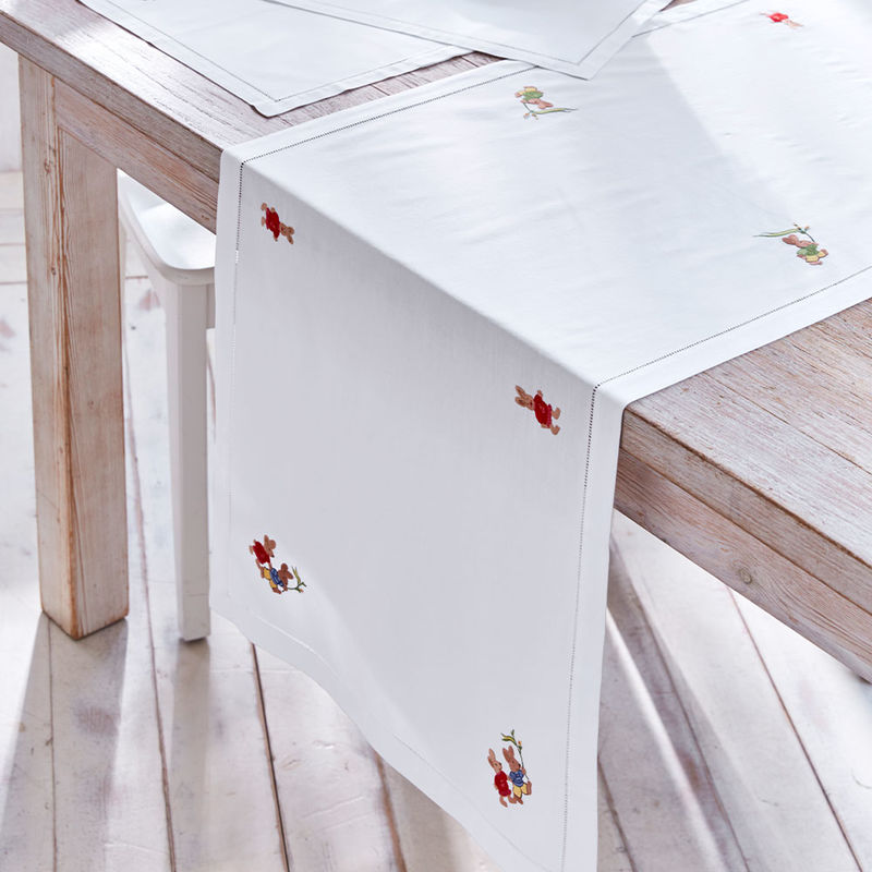 Handstickereien mit niedlichen Hasenmotiven zieren feine Hohlsaum-Tischl�ufer