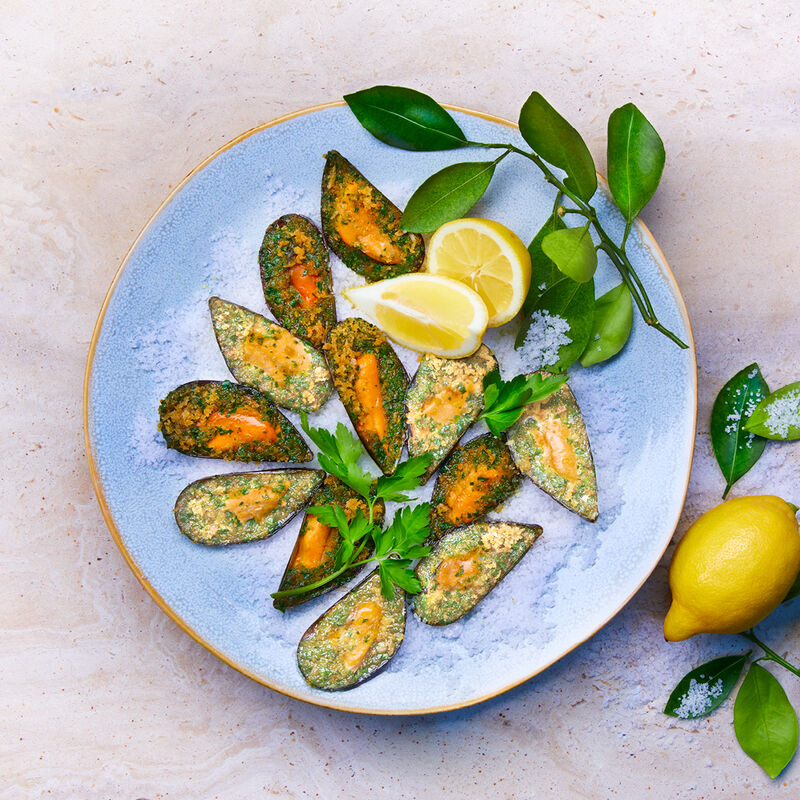 Perfekte Amuse-Bouche: 12 Muschelh�lften mit Riesling und Knoblauch-Kr�uter Butter