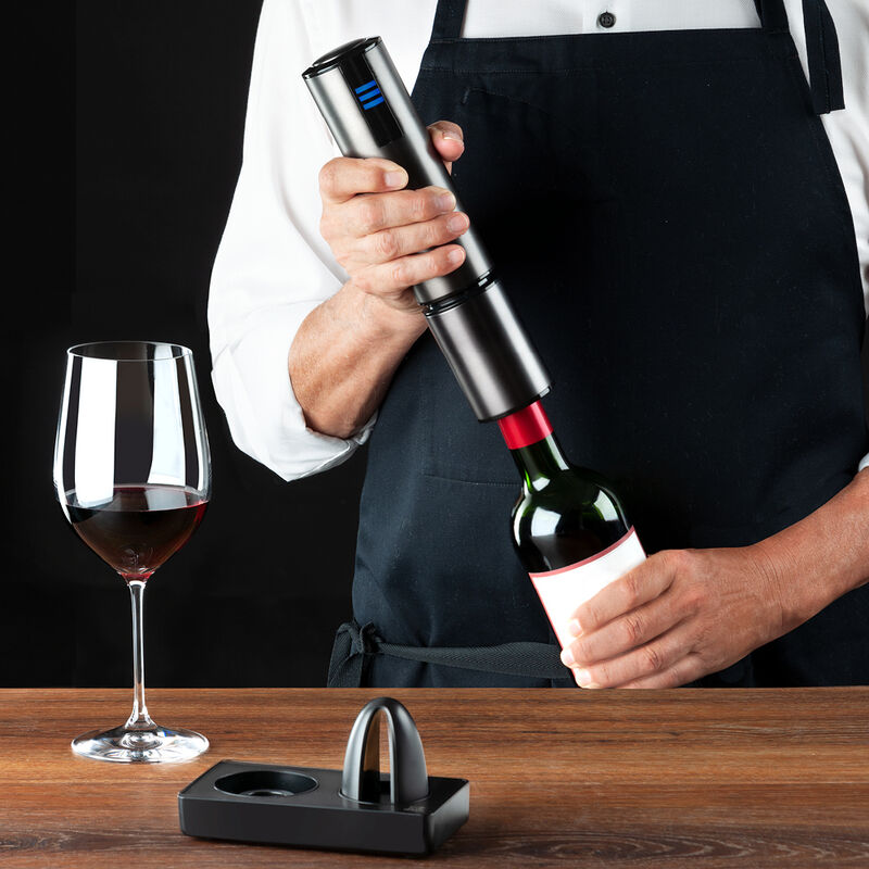 Elektrischer Wein�ffner: Flaschen per Knopfdruck spielend leicht entkorken
