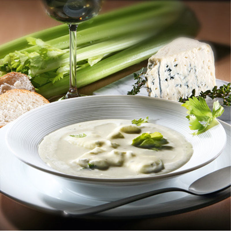 Sellerieschaum-S�ppchen mit Gorgonzola