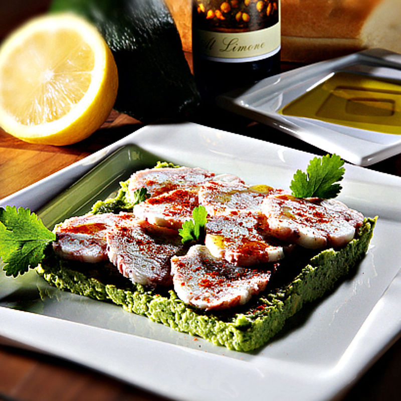 Oktopus-Carpaccio auf Guacamole