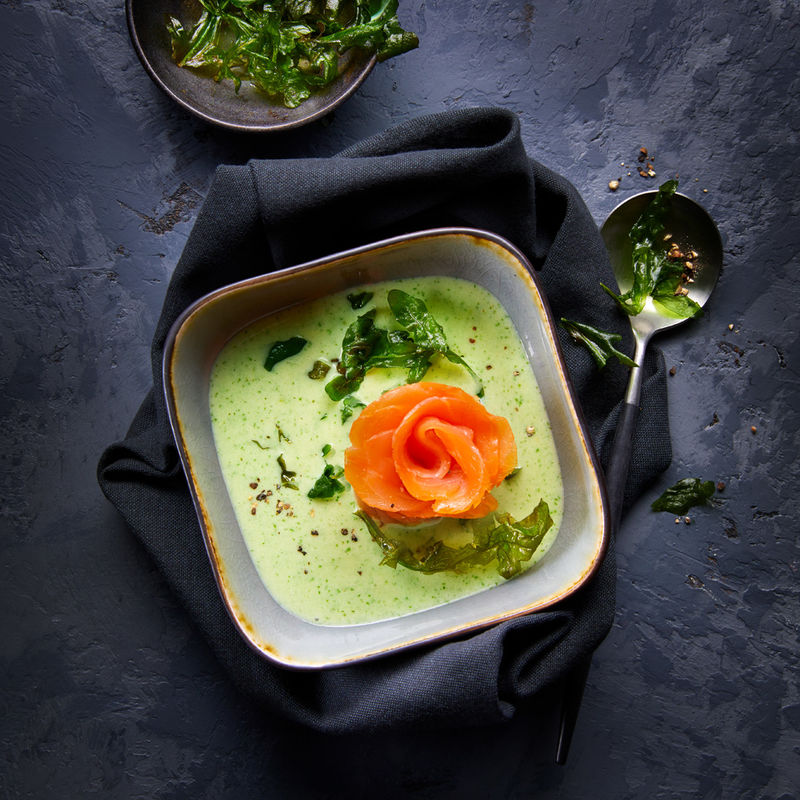 Rucola-Cremesuppe mit R�ucherlachs-Rosette