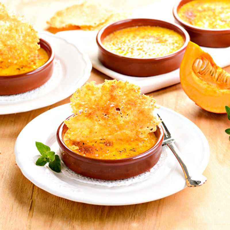 K�rbis-Cr�me-brul�e mit Parmesan-Crackern