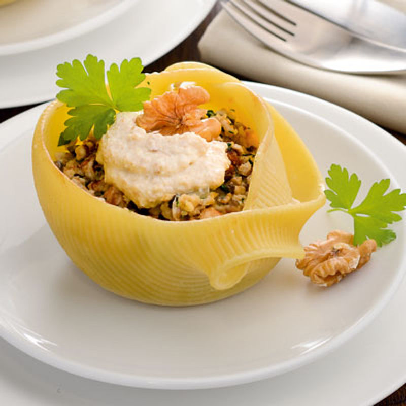 Muschelnudeln mit Champignon-Gefl�gelf�llung und Salsa di Noci