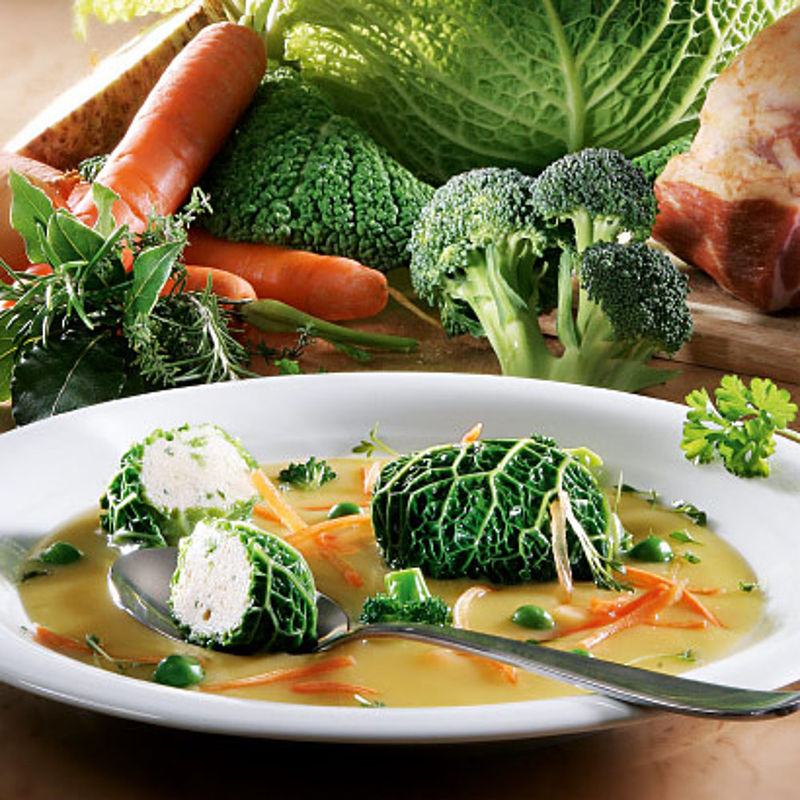Schinkensuppe mit jungem Gem�se und Wirsing-Hackfleisch-B�llchen