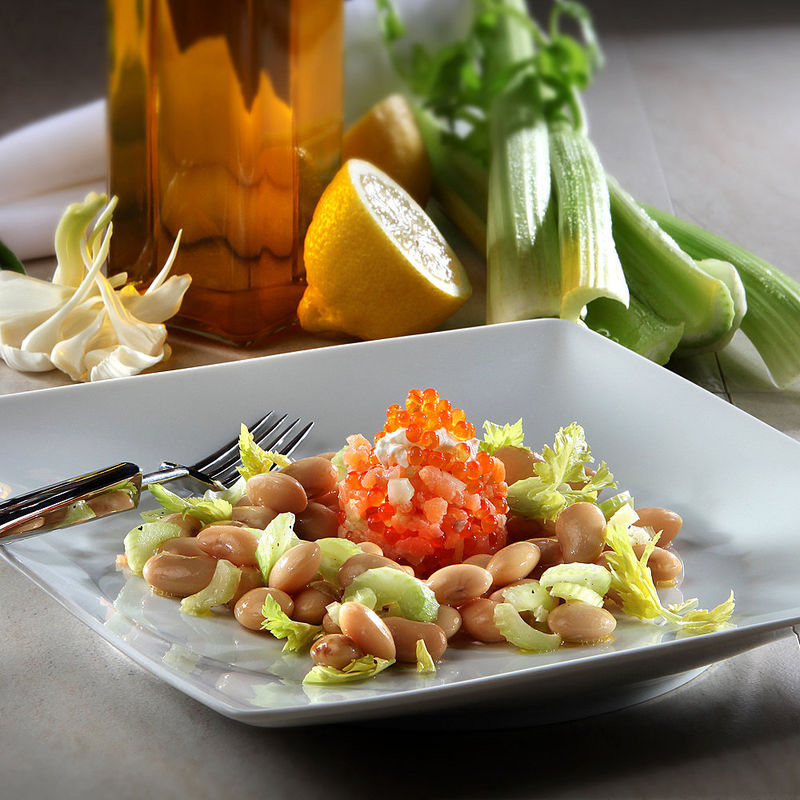 Kaviar-R�ucherlachstatar auf Bohnen-Bleichsellerie-Salat
