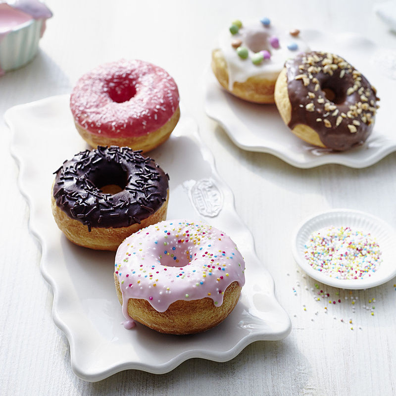 Bunte Donuts mit 5 Glasuren
